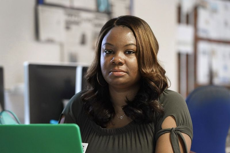 Dana Anthony di tempat kerjanya di akhbar The Daily Tar Heel di Chapel Hill, N.C.