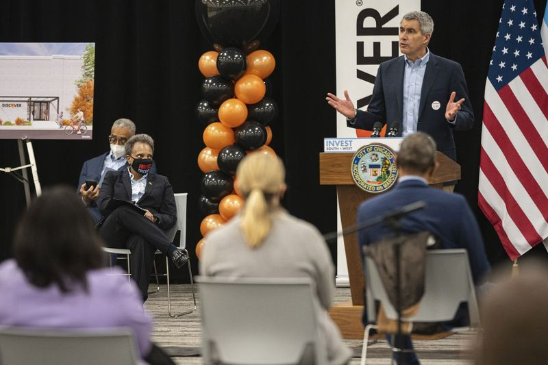 O CEO da Discover, Roger Hochschild, fala sobre suas decisões de investir em Chatham e na comunidade em um evento INVEST South / West em um antigo shopping center Target que será convertido em um centro de atendimento ao cliente Discover em 8560 S. Cottage Grove em Chatham, quinta-feira, março 4, 2021.