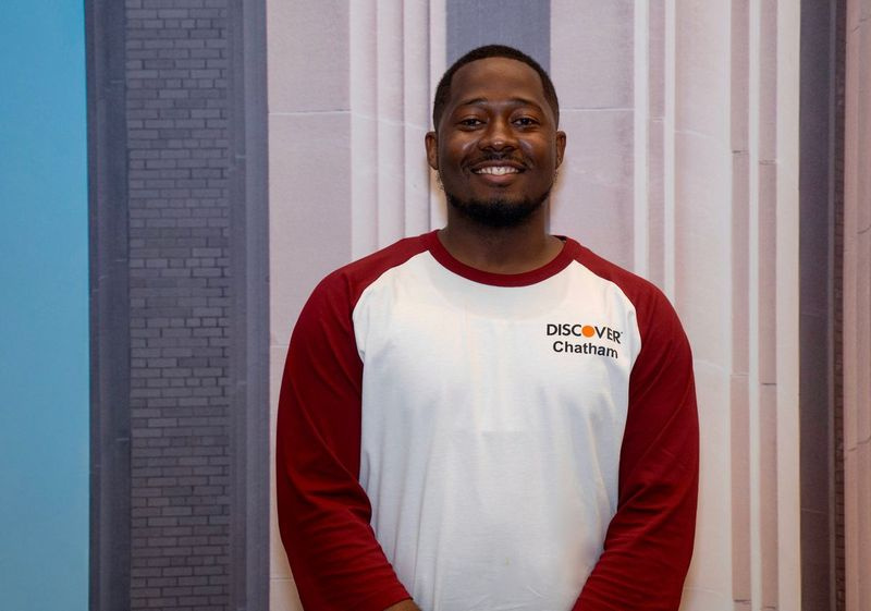 Para Aaron Curtis, conseguir um emprego como treinador no recém-inaugurado call center da Discover em Chatham reduziu seu deslocamento de uma hora de trabalho para 10 minutos, significando mais tempo para o pai Chatham de 30 anos passar com seu pai de 9 anos. filho velho e filha de 2 anos, que ele raramente via, enquanto se deslocava para um trabalho no centro da cidade nos últimos 3 anos e meio.