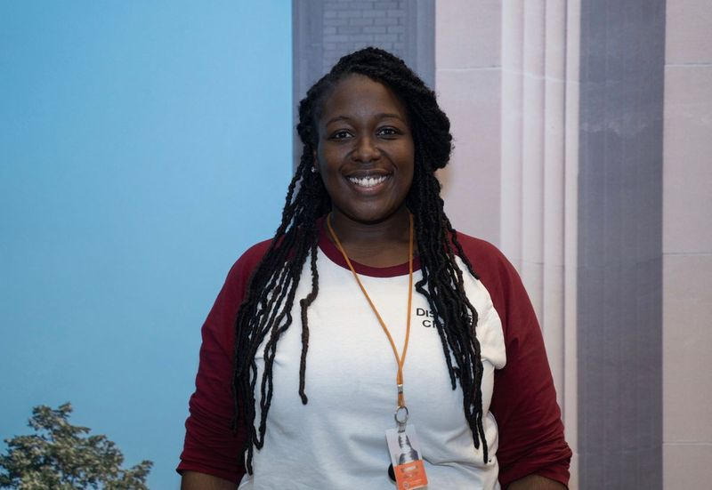 Shamika Jackson, do Jackson Park, é grata por seu trabalho como especialista em treinamento associado no recém-inaugurado call center da Discover em Chatham, que oferece oportunidade de progresso. A mãe solteira de 37 anos, que possui um diploma de mestre em análise de dados, diz que em seu emprego anterior, eu estava em uma posição onde havia atingido o limite.