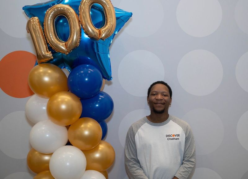 Brock Thurman, 24, de Austin, conseguiu seu próprio apartamento em Lincoln Park, depois de ser contratado como especialista em contas no novo escritório da Discover em Chatham em junho. O escritório, um pouco como um unicórnio, localizado em uma comunidade desinvestida de South Side, está batendo outros escritórios da Discover em todo o país em pesquisas de satisfação e retenção de clientes.