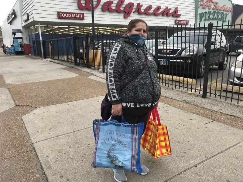 Leticia Quintana își poartă cele 20 de pachete de tortilla El Milagro în Little Village, 27 aprilie 2020.