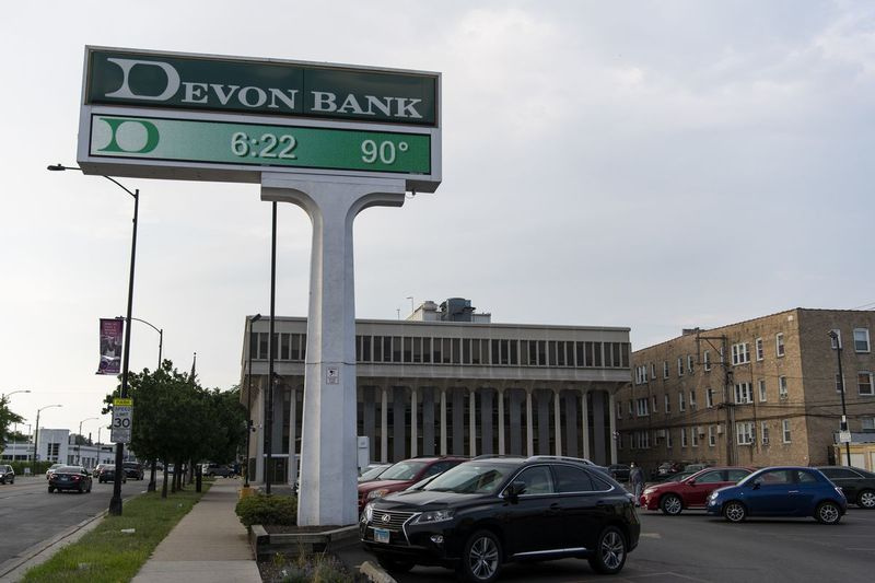 Devon Bank so sídlom na 6445 N. Western Ave. je jedným z mnohých podnikov, ktoré dostali PPP úver od federálnej vlády uprostred pandémie koronavírusu, utorok 7. júla 2020. | Tyler LaRiviere/Sun-Times