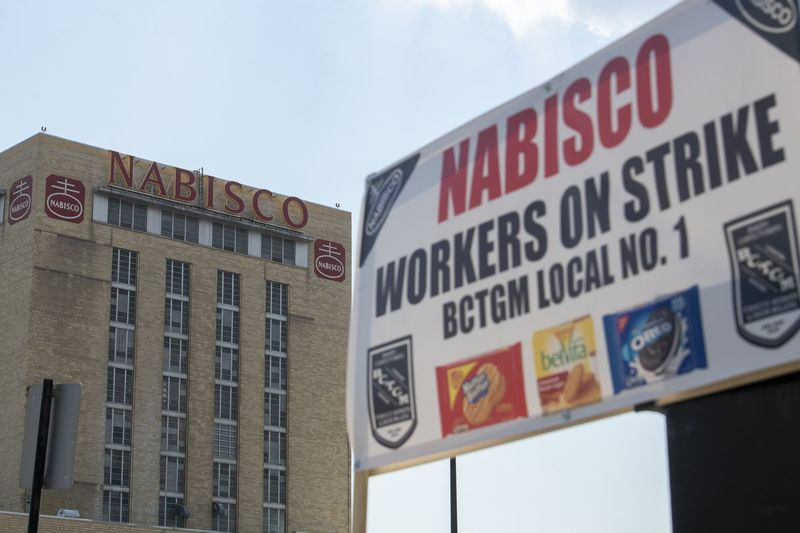 Strādnieki streiko Nabisco rūpnīcā, 7300 S. Kedzie Ave., ir minējuši sarunu jautājumus, kas ietver veselības nodrošinājumu un darba grafikus.