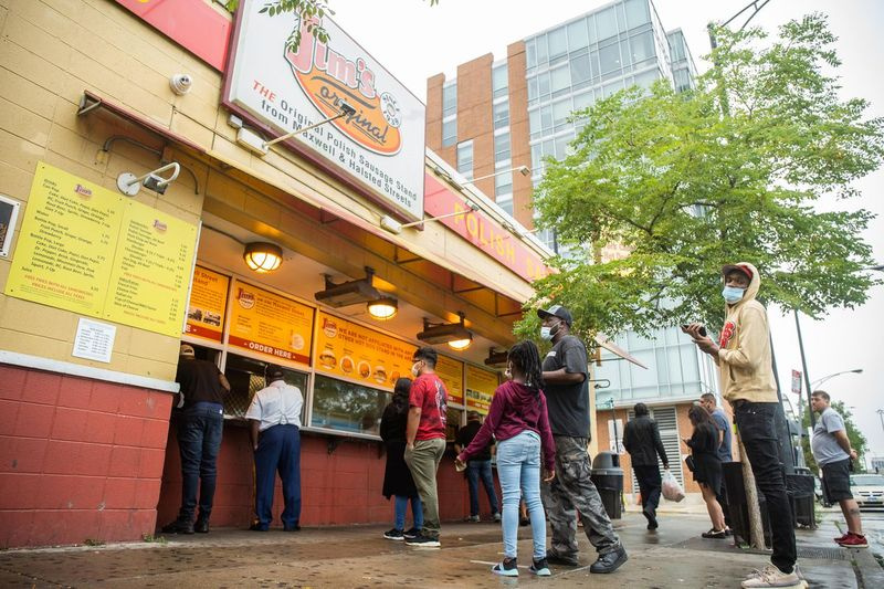 Los clientes hacen fila el viernes en Jim
