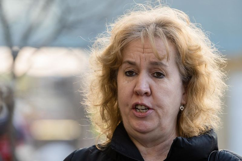 Kathy Haff habla en un mitin frente al Community First Medical Center en Portage Park el 24 de febrero.