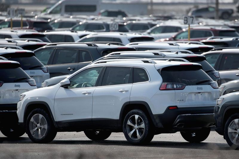 Les Jeep Cherokees sont assis sur un terrain à l