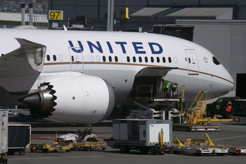 Un Boeing 787 Dreamliner al United Airlines stă parcat la terminalul Aeroportului Internațional San Francisco pe 24 aprilie 2019 în San Francisco,