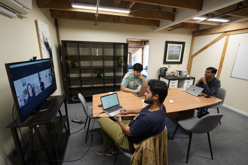 „RunX“ generalinis direktorius Ankur Dahiya (centre) dalyvauja vaizdo susitikime su darbuotojais JD Palomino (kairėje) ir Nitin Aggarwal (dešinėje) nuomojamame biure San Franciske. Technologijų įmonės, tokios kaip „RunX“, dabar susiduria su iššūkiu, kaip, kada ir net ar turėtų grąžinti savo ilgą laiką izoliuotus darbuotojus į biurus.