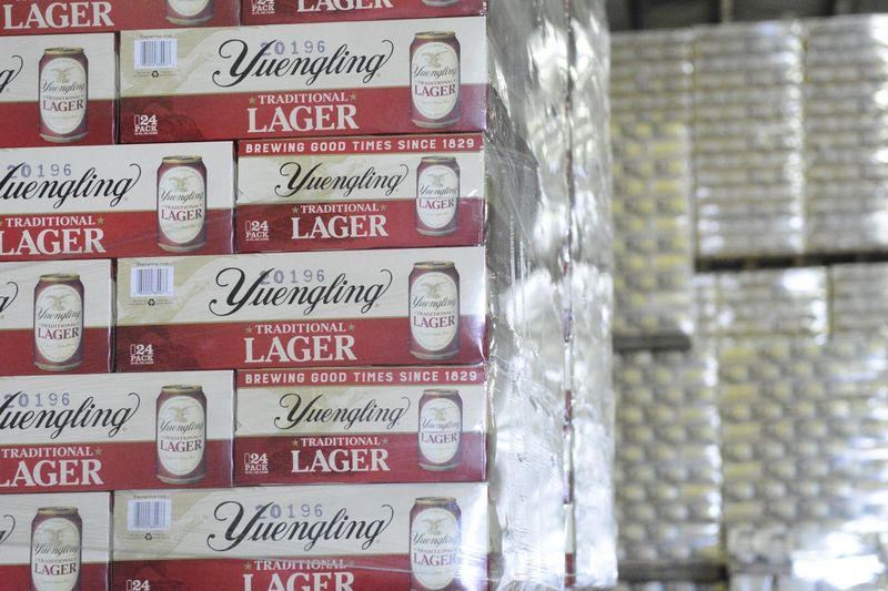 As caixas de Yuengling Traditional Lager enlatadas são empilhadas no armazém da D.G. Yuengling & Son Brewery Mill Creek planta na terça-feira, 21 de julho de 2020, em Pottsville, Pa.