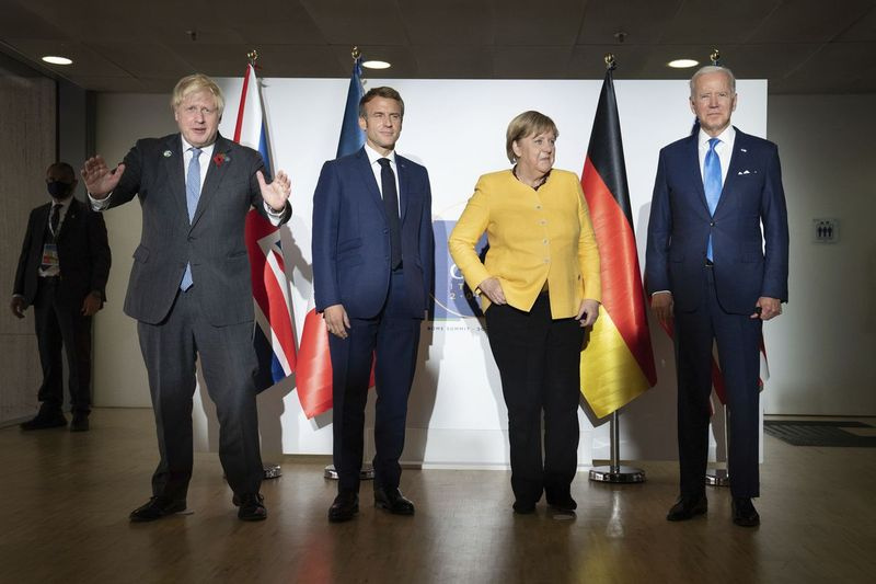 Le Premier ministre britannique Boris Johnson (de gauche à droite), le président français Emmanuel Macron, la chancelière allemande Angela Merkel et le président Joe Biden lors du sommet du G20 à Rome.