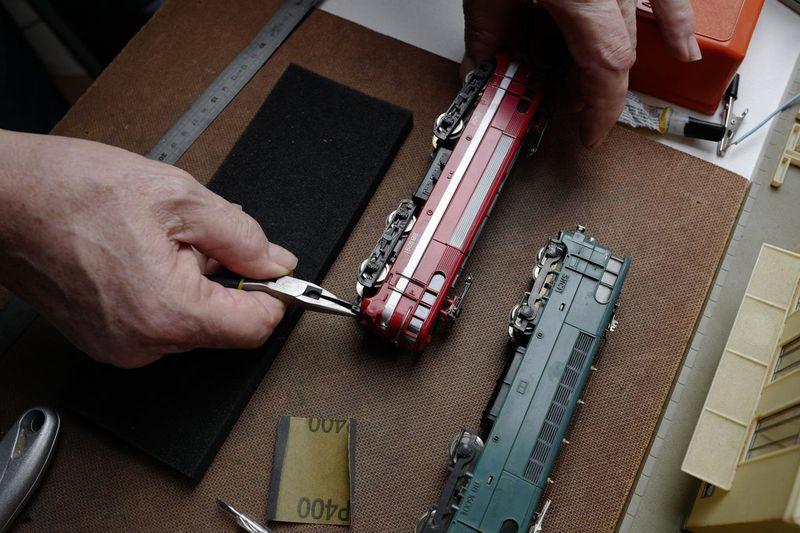 Guy Warein, un jubilado de 70 años, trabaja en maquetas de trenes en su casa de Richebourg, en el norte de Francia.