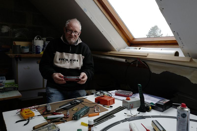Guy Warein, un jubilado de 70 años, trabaja en maquetas de trenes en su casa de Richebourg, en el norte de Francia.