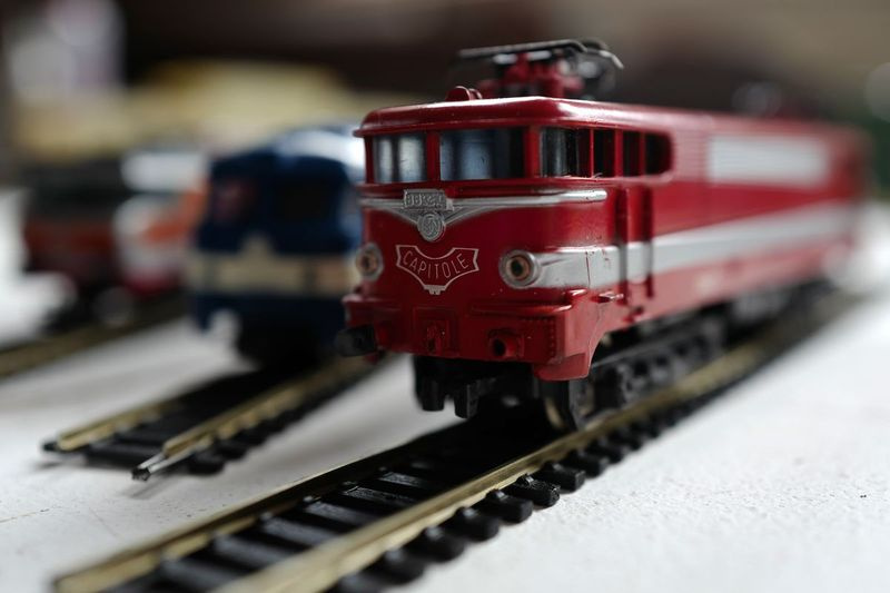Maquetas de trenes sobre vías de tren, pertenecientes a Guy Warein, un jubilado de 70 años, en exhibición en su casa en Richebourg, Francia.