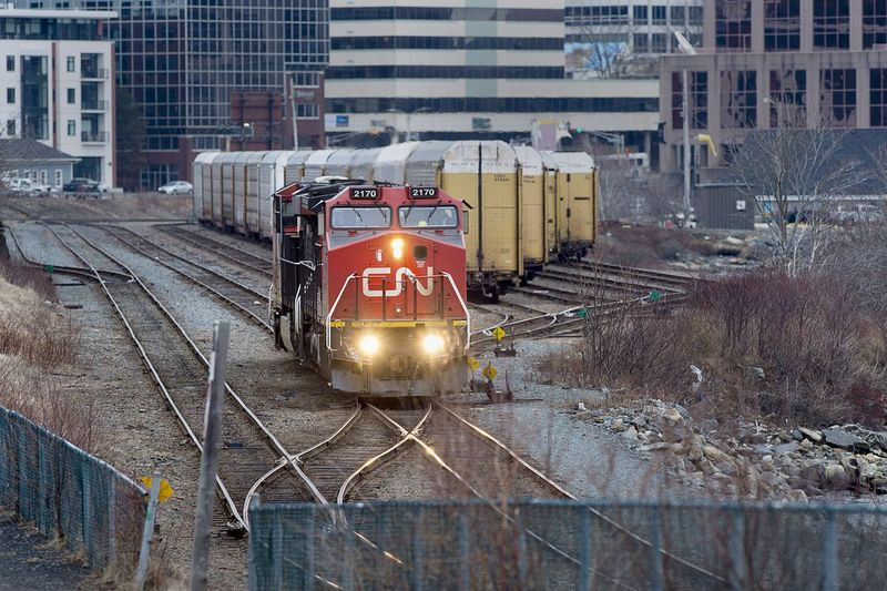 Et kanadisk National Rail-lokomotiv beveger seg gjennom jernbanegården i Dartmouth, Nova Scotia.