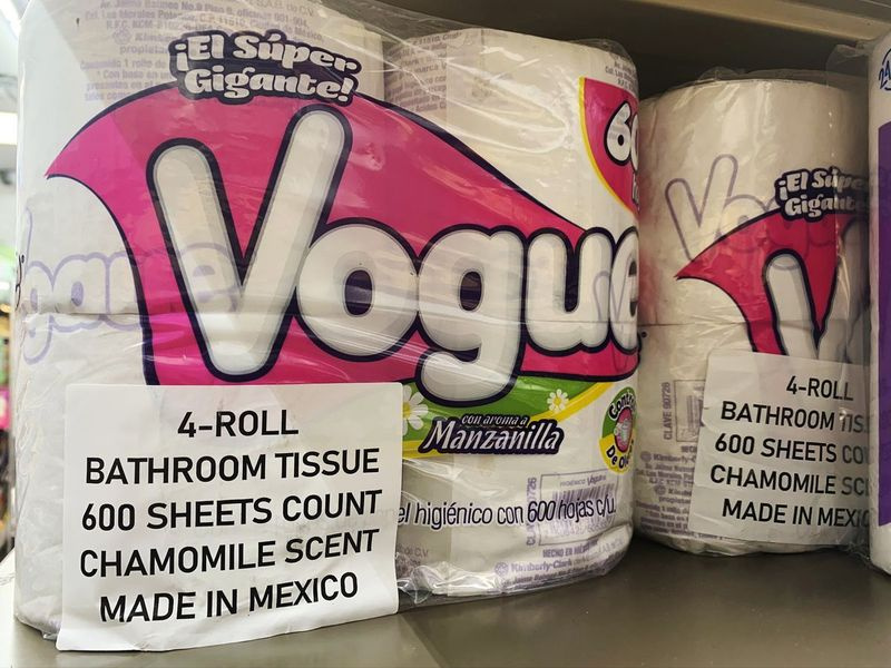 „Vogue“, Meksikos tualetinio popieriaus prekės ženklas, yra „7-Eleven“ lentynoje.