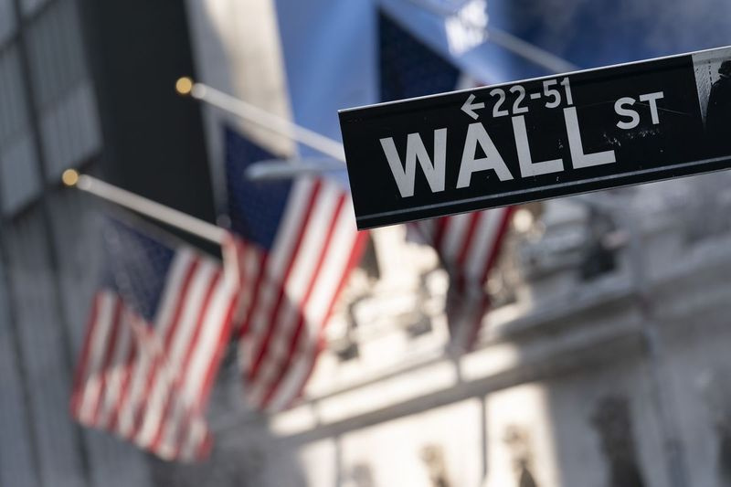 En skylt för Wall Street hänger framför New York Stock Exchange den 8 juli 2021.