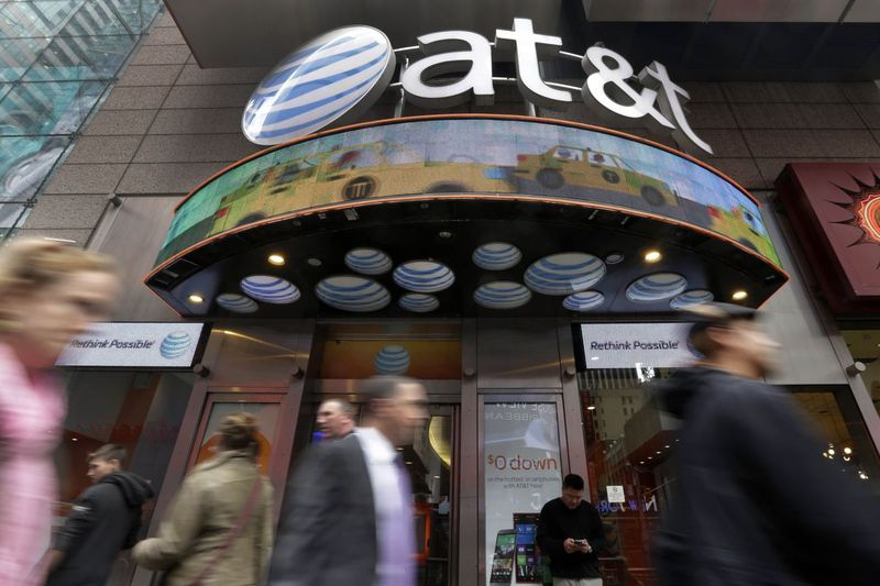Sellel 21. oktoobril 2014 tehtud fotol mööduvad inimesed New Yorgi Times Square
