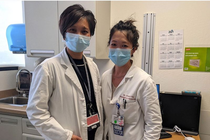 A clínica de atendimento de urgência Bascom OB-GYN, inaugurada no ano passado no Santa Clara Valley Medical Center em San Jose, Califórnia, foi um sonho de uma década da Dra. Anita Sit (à esquerda) e da Dra. Cheryl Pan. Eles dizem que a clínica tratou 1.300 mulheres com problemas comuns, mas potencialmente fatais, de infecções da bexiga a gravidez ectópica - poupando-as de horas de espera em ERs.