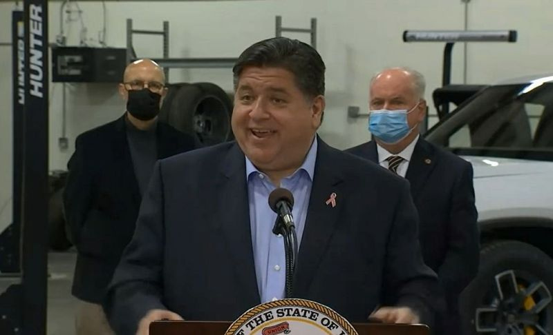 Le gouverneur J.B. Pritzker répond aux questions lors d