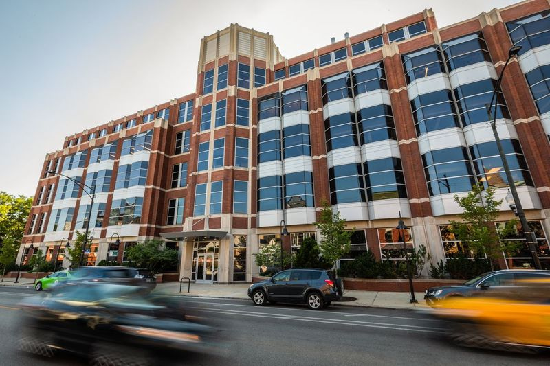 Edificio de ciencias biológicas de la empresa inmobiliaria Sterling Bay en 2430 N. Halsted, que incluye oficinas para su Instituto Prysm.
