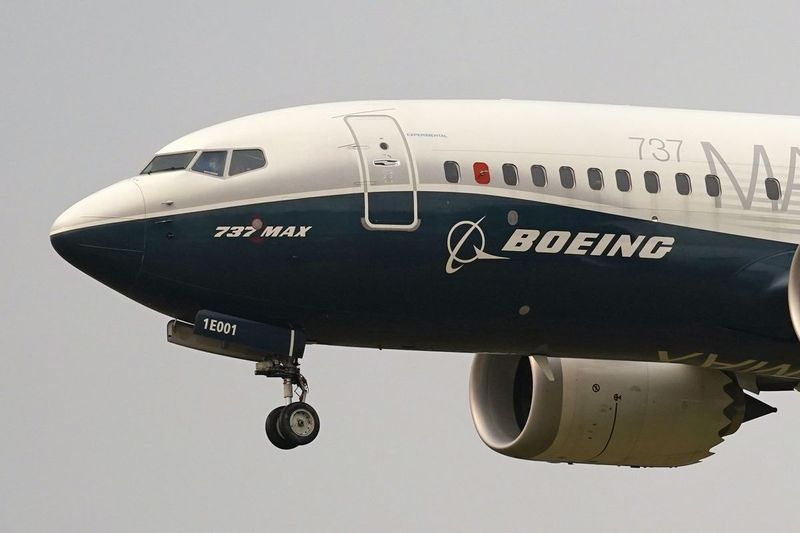 Ett Boeing 737 Max-jet, som styrs av Federal Aviation Administrations chef Steve Dickson, förbereder sig för att landa på Boeing Field efter en testflygning i Seattle i september 2020.