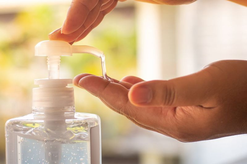 メタノールで汚染された手指消毒剤を手に置くことは、中毒の危険にさらされることではありません。それを摂取することはそうです、そしてそれは幼い子供たちにとって、そしてそれ以上の年齢の子供たちにとってさえリスクです。