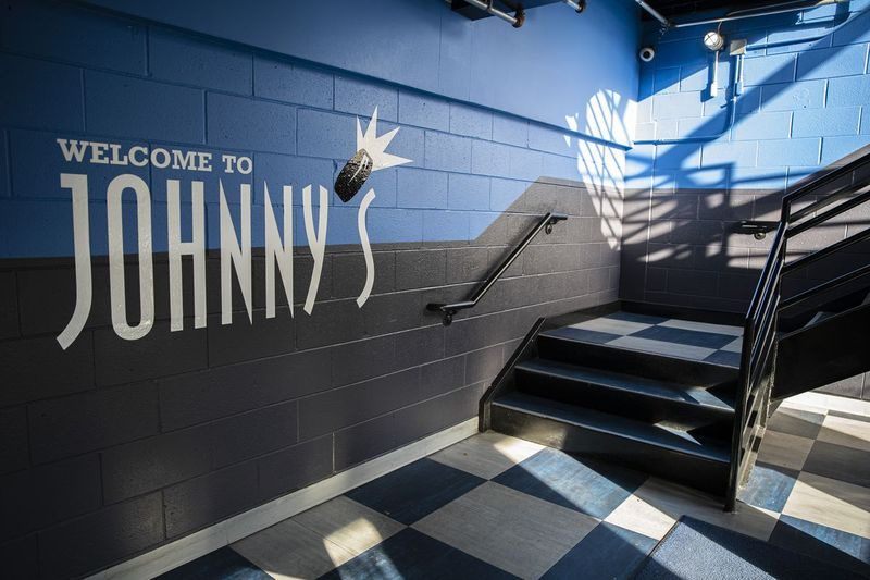 Kāpņu telpa, kas ved uz slidotavu Johnny’s IceHouse East.