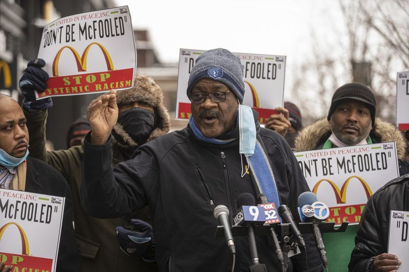 McDonaldsi frantsiisiomanik/operaator James Byrd kõneleb esmaspäeval, 22. veebruaril 2021 väljaspool restoraniketi ülemaailmset peakorterit West Loopis toimuval pressikonverentsil.