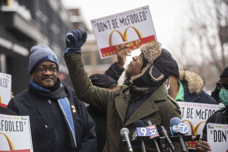 McDonaldsi frantsiisiomanik/operaator Darrell Byrd kõneleb esmaspäeval, 22. veebruaril 2021 väljaspool ettevõtte ülemaailmset peakorterit West Loopis toimunud pressikonverentsil.