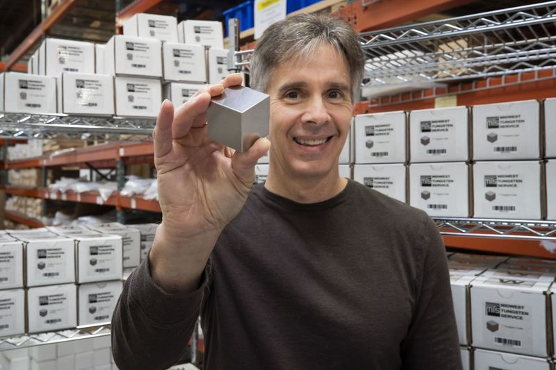Kevin Anetsberger, generálny riaditeľ Midwest Tungsten Service Inc. vo Willowbrooku, drží 1,5-palcovú volfrámovú kocku s hmotnosťou asi 2,2 libry.