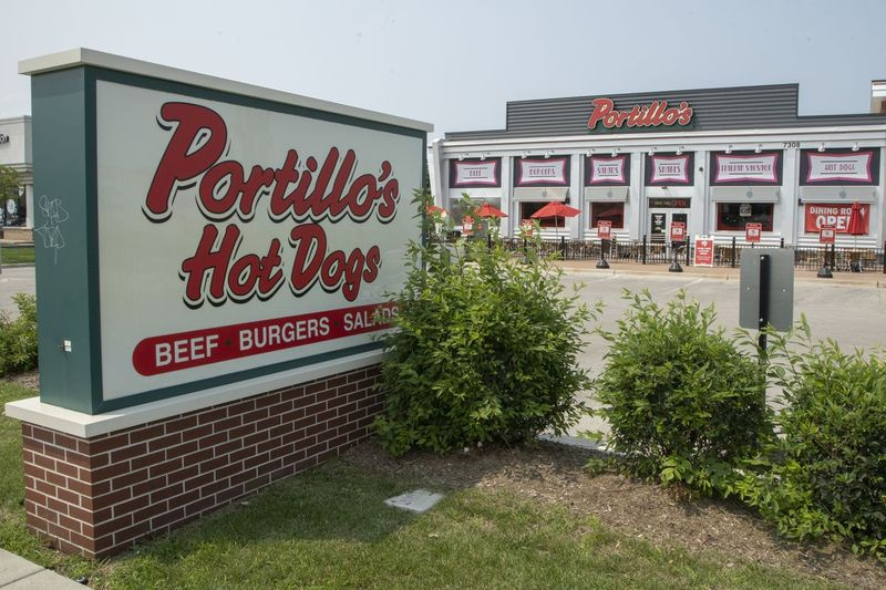 The Portillo’s Hot Dogs aadressil 7308 W. Lawrence Ave.