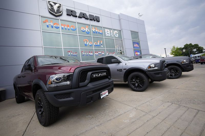 Usolgte 2021 Ram pickup trucks er parkeret på en lagerplads uden for en forhandler i Littleton, Colo. Ram trucks blev rangeret som nr. 1 for at have de færreste problemer, ifølge den årlige undersøgelse foretaget af J.D. Power.