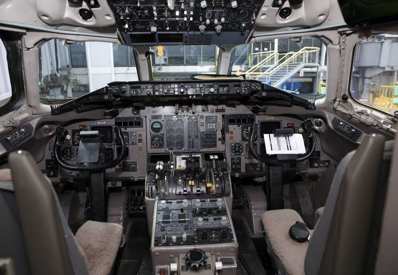 Cabina di pilotaggio di un aereo passeggeri MD-80.