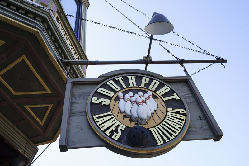 Señal de Southport Lanes sobre la entrada principal en 3325 N. Southport Ave en Lake View. Domingo 20 de septiembre de 2020.