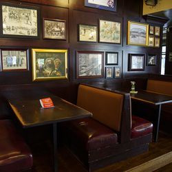 Cabinas y fotografías enmarcadas y arte en Southport Lanes en Lake View.