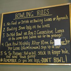 Reglas de bolos escritas por el propietario Steve Soble en Southport Lanes en Lake View.