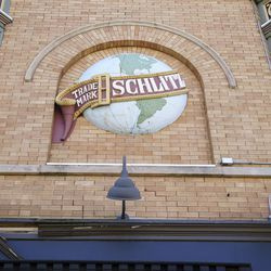 Un logotipo de Schlitz adorna el exterior de Southport Lanes en Lake View.