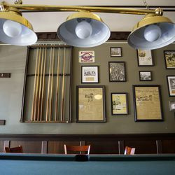 Enmarque los clips de periódicos y las fotos que cuelgan de una pared detrás de una mesa de billar en Southport Lanes, 3325 N. Southport Ave.