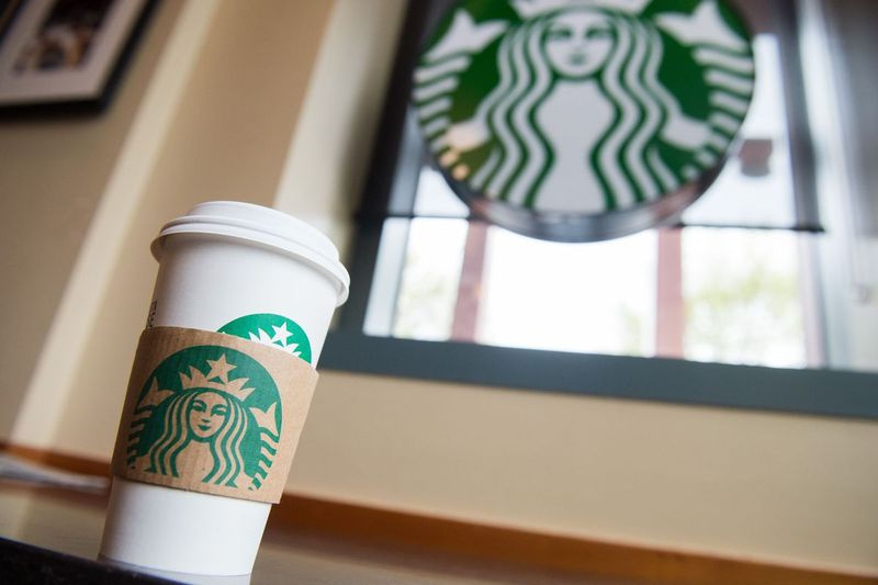 Starbucksi tass laual