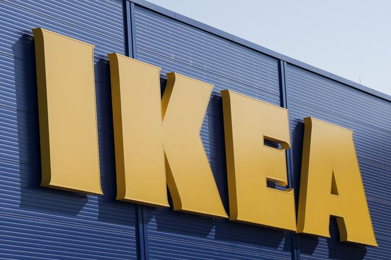 IKEA-skylten på utsidan av en möbelaffär.