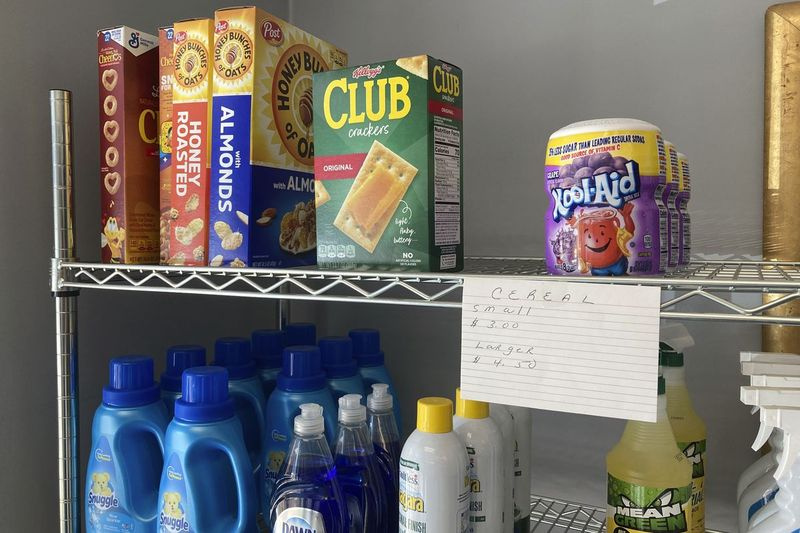 Acestea nu sunt tipurile de articole pe care te-ai putea aștepta să le ridici atunci când renunți la curățarea chimică. Dar în centrul orașului Detroit, cu pandemia care a dus la mai puțini lucrători ofițeri în centrul orașului, proprietarul Clifford Street Cleaners, Mike Frank, și-a transformat o parte din magazinul său într-o piață mică, oferind articole precum cele pe care le-ați putea găsi la un magazin universal, pentru a aduce suficienți bani pentru a rămâne. in business.