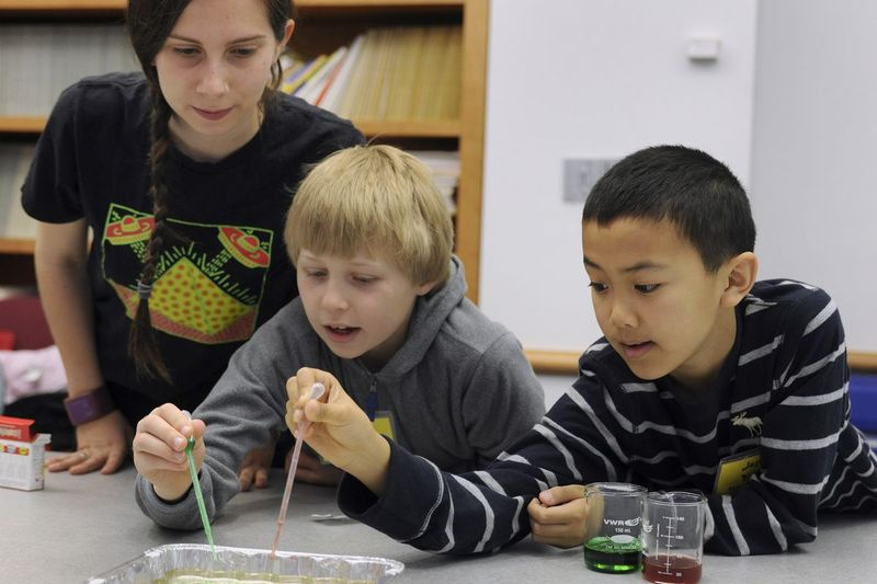 Absolventė Stephanie Zaleski vadovauja 8 metų Conlinui Audenerdui iš Evanston ir 10 metų Jasonui Yuanui iš Buffalo Grove gaminant valgomąsias šlakas per vieną iš seminarų, kurie buvo „Paimk mūsų dukras ir sūnus į darbą“ dieną Šiaurės Vakarų universitete. 2012 m. balandžio mėn