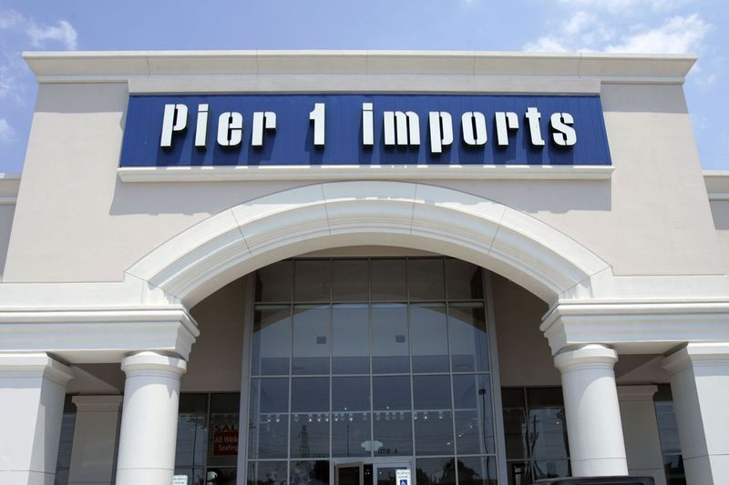 Pier 1 Imports stenger nesten halvparten av sine 942 butikker ettersom de sliter med å trekke forbrukere og konkurrere på nettet, sa hjemmeinnredningsfirmaet mandag.