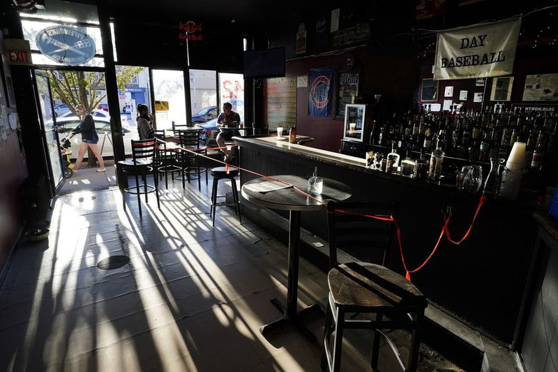 Lånere indtager vinduesbordet i Nisei Lounge, da resten af ​​barområdet bliver tappet af på Wrigleyville-etablissementet. Corona-pandemien har ramt virksomheder, der er afhængige af boldbanetrafik, hårdt.