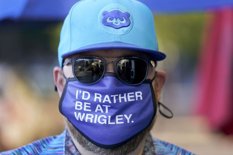 Patrick McCarron bærer en Cubs-kasket og ansigtsmaske, da han går til en bar på taget for at spille. Cubs havde i gennemsnit 38.208 fans til deres 81 hjemmedatoer i 2019, og var kun bagud efter Los Angeles Dodgers, Cardinals og Yankees. Nu er de folkemængder væk.