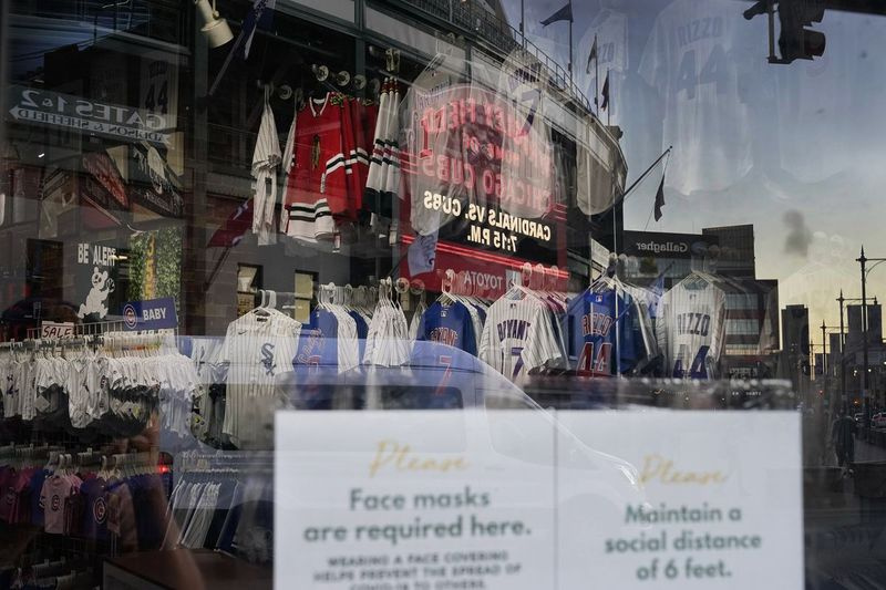 Wrigley Field-teltet afspejles i vinduet i Sports World-tøjbutikken.
