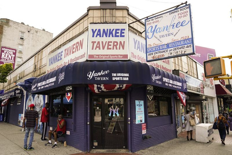 Fodgængere passerer Yankee Tavern, som har været i drift siden 1927, men som har fået et stort økonomisk hit fra coronavirus-pandemien.