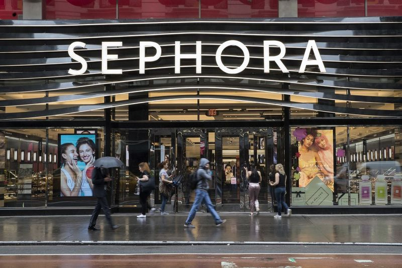 Sellel kolmapäeval, 16. mail 2018, tehtud fotol kõnnivad jalakäijad mööda New Yorgis asuvast Sephora ja Footlockeri poest.