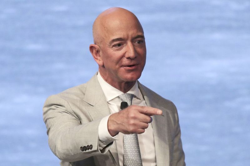 Šajā 2019. gada 19. jūnija faila fotoattēlā Amazon dibinātājs Džefs Bezoss runā JFK kosmosa samita laikā Džona Kenedija prezidenta bibliotēkā Bostonā.